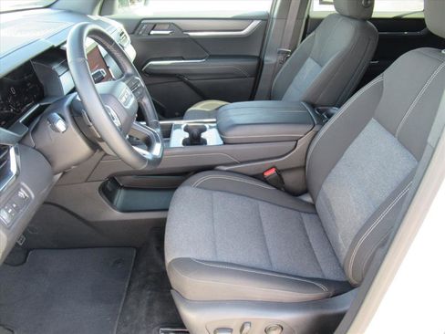 Used 2025 GMC Acadia Elevation image 17