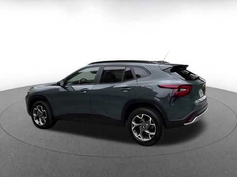 Used 2025 Chevrolet Trax LT w/ LT Convenience Package image 10