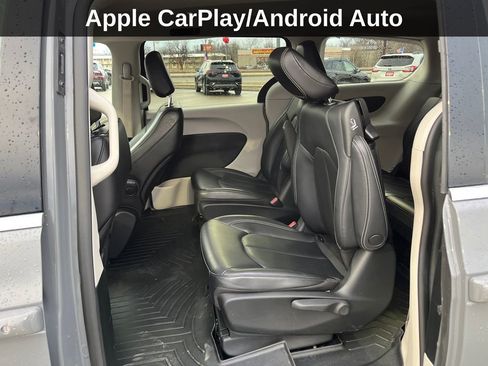 Used 2023 Chrysler Pacifica Touring-L image 16