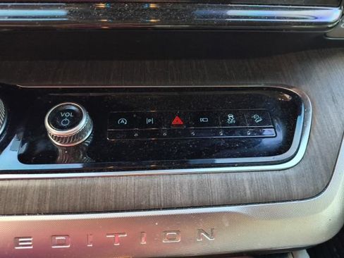 Used 2025 Ford Expedition Platinum w/ Platinum Ultimate Package AWD/4WD image 26