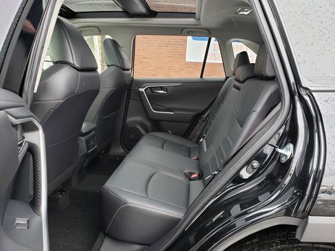 Used 2019 Toyota RAV4 Limited image 11