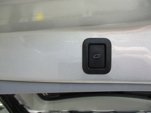 Used 2019 Toyota Highlander XLE image 26