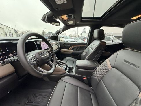 Used 2025 GMC Canyon Denali image 4