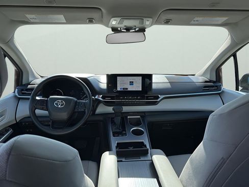 Used 2025 Toyota Sienna LE image 20