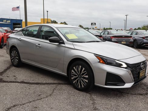 Used 2025 Nissan Altima 2.5 SV image 3