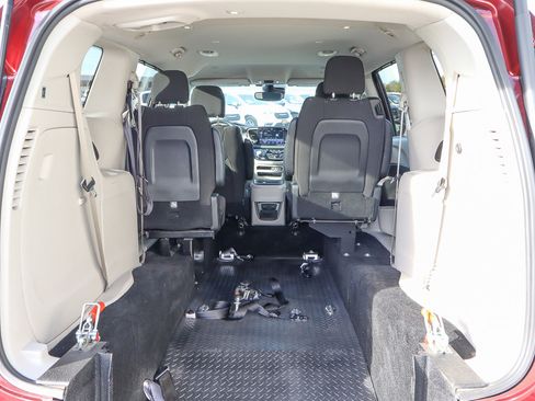 Used 2021 Chrysler Pacifica Touring image 9