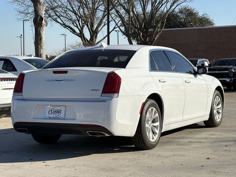 Used 2022 Chrysler 300 Touring image 4