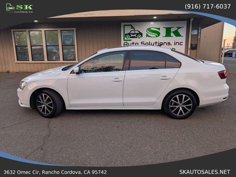 Used 2017 Volkswagen Jetta SE image 11