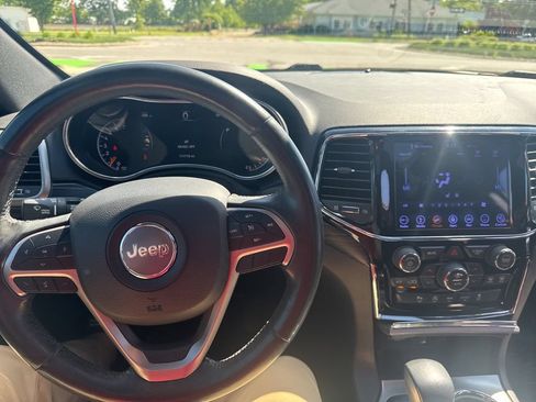 Used 2019 Jeep Grand Cherokee Altitude AWD/4WD image 16