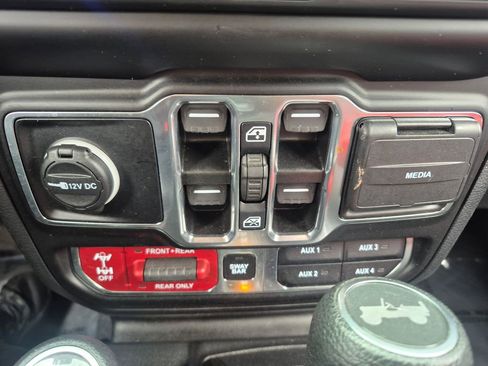 Used 2023 Jeep Wrangler Unlimited Rubicon 4xe w/ Cold Weather Group AWD/4WD image 23