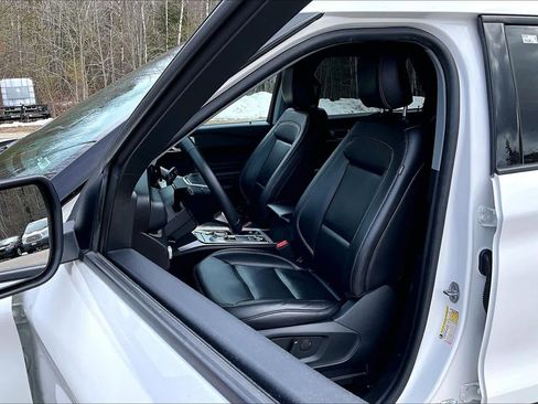 Used 2022 Ford Explorer XLT w/ Equipment Group 202A image 9