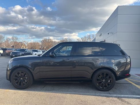 Used 2025 Land Rover Range Rover SE image 2