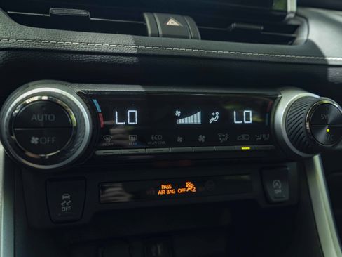 Used 2025 Toyota RAV4 XLE FWD image 31