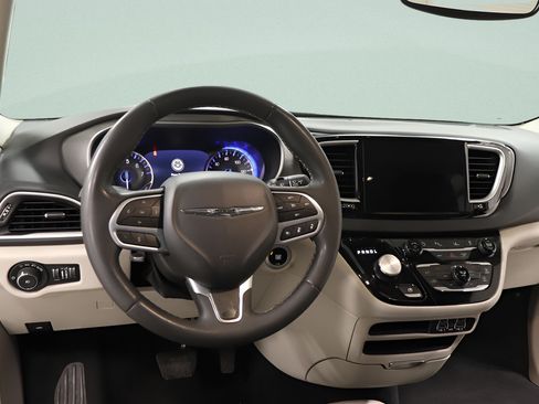 Used 2023 Chrysler Pacifica Touring-L FWD image 9