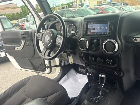 Used 2015 Jeep Wrangler Rubicon w/ Power Convenience Group AWD/4WD image 15