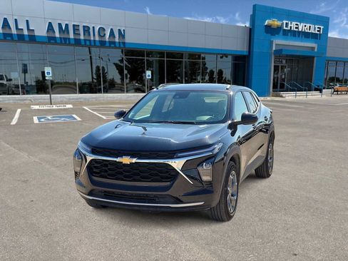 Used 2025 Chevrolet Trax LT FWD image 1