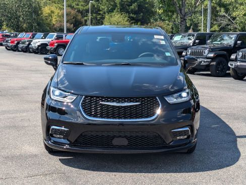 New 2026 Chrysler Pacifica Select image 2