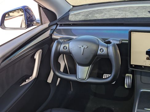 Used 2025 Tesla Model Y Performance image 13