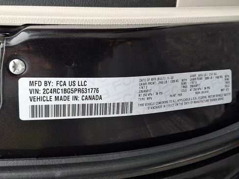 Used 2023 Chrysler Pacifica Touring-L FWD image 27