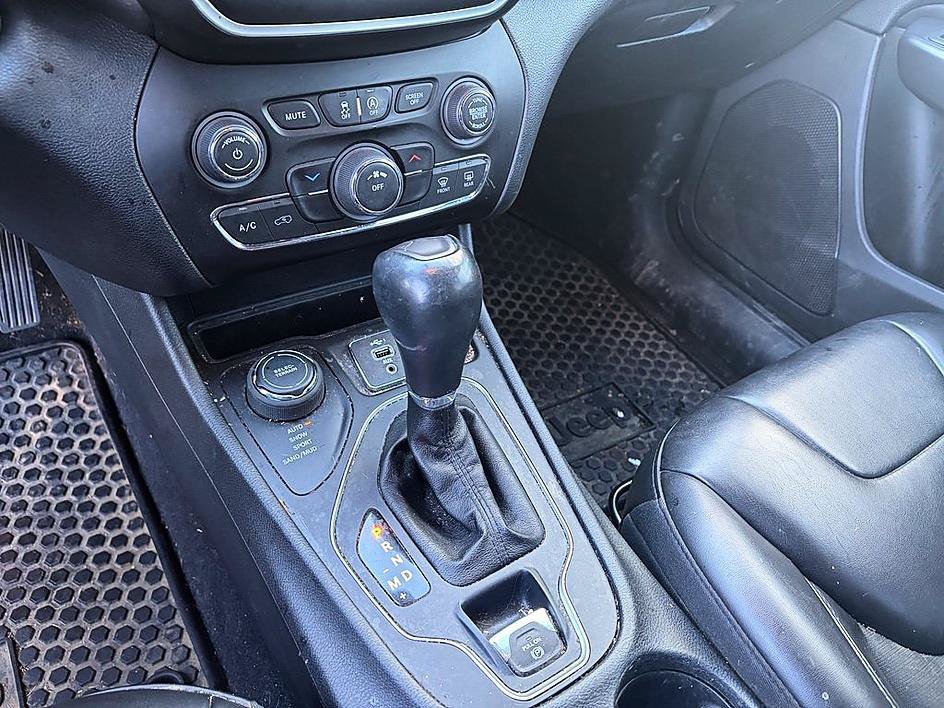 Used 2020 Jeep Cherokee Latitude Plus w/ Cold Weather Group AWD/4WD image 14