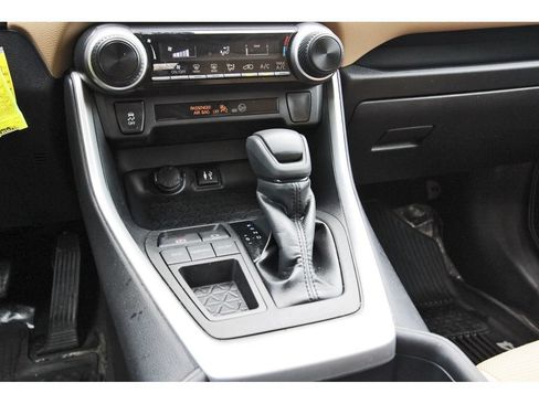 Used 2019 Toyota RAV4 LE w/ All Weather Liner Package FWD image 29