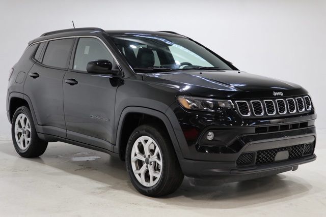 Used 2025 Jeep Compass Latitude w/ Sun & Sound Group AWD/4WD image 1