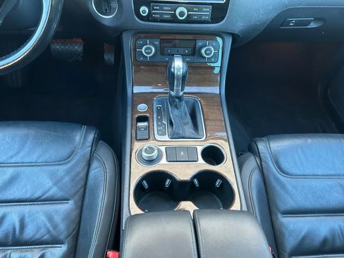 Used 2015 Volkswagen Touareg Sport image 24