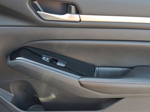 Used 2024 Nissan Altima 2.5 SR FWD image 10
