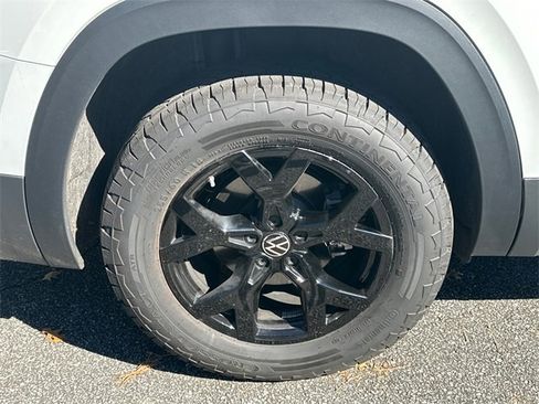 Certified 2025 Volkswagen Atlas Peak Edition SE image 17