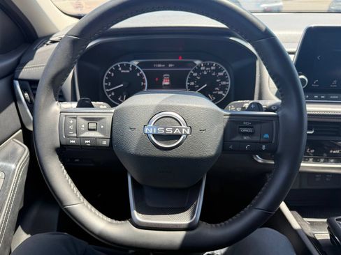 Certified 2025 Nissan Rogue SV FWD image 17