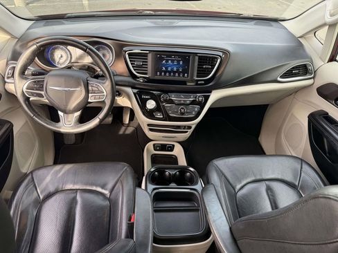 Used 2018 Chrysler Pacifica Touring-L image 25