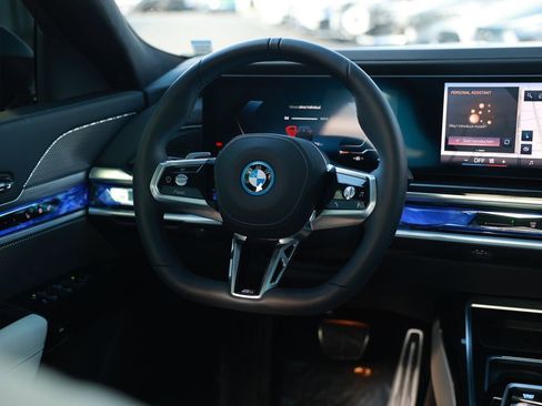 Used 2025 BMW i7 xDrive60 w/ Executive Package image 28