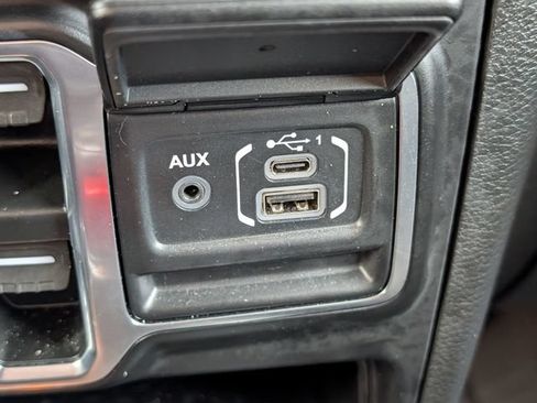 Used 2022 Jeep Wrangler Unlimited Sahara w/ Safety Group AWD/4WD image 33