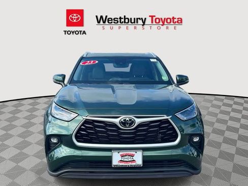 Used 2023 Toyota Highlander XLE AWD/4WD image 3