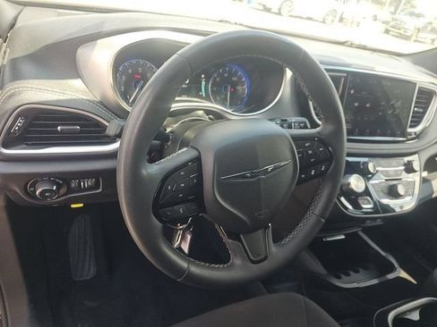 Used 2023 Chrysler Pacifica Touring FWD image 8