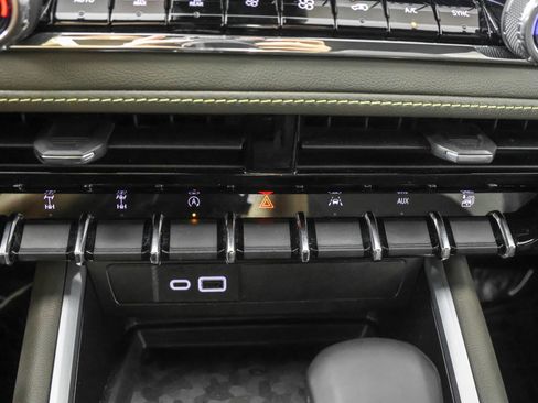 Used 2025 Chevrolet Colorado ZR2 w/ Technology Package AWD/4WD image 32