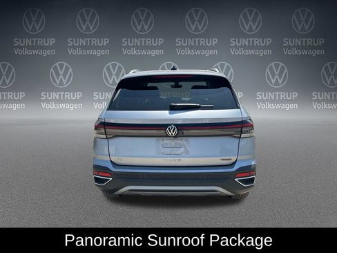 Used 2025 Volkswagen Taos SE w/ Panoramic Sunroof Package AWD/4WD image 5