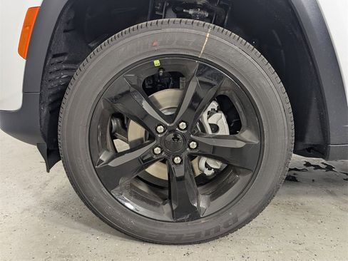 New 2025 Jeep Grand Cherokee Altitude image 9