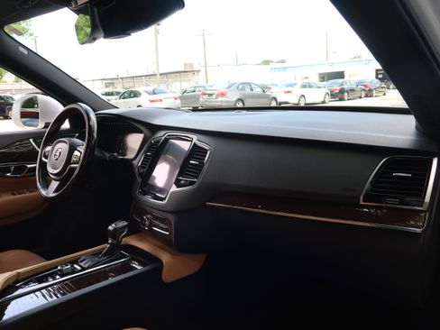 Used 2016 Volvo XC90 T6 Momentum w/ Momentum Plus Package AWD/4WD image 30