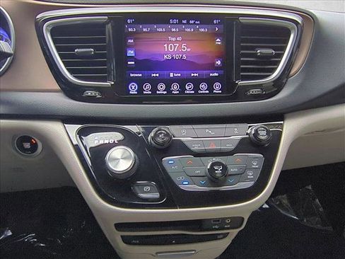 Used 2017 Chrysler Pacifica Touring-L Plus image 15