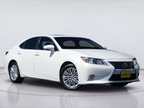 Used 2014 Lexus ES 350 w/ Luxury Package FWD image 2