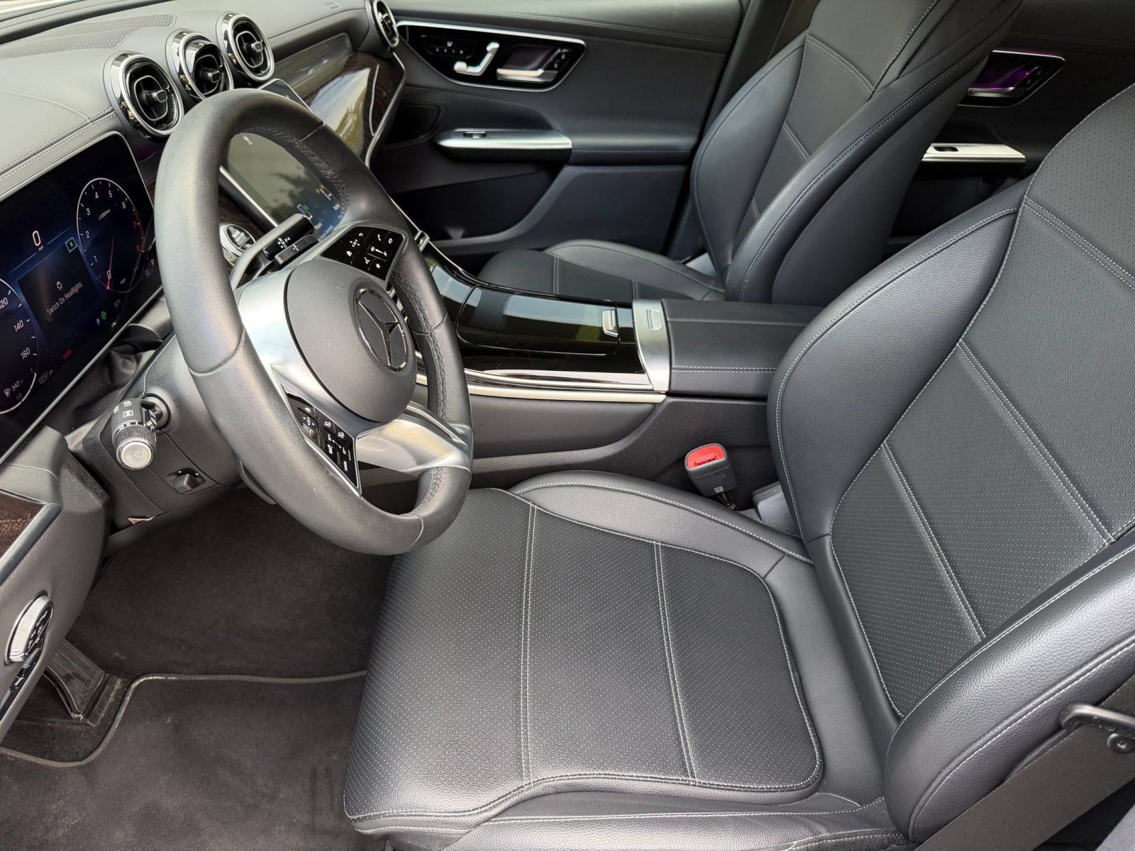 Used 2024 Mercedes-Benz GLC 300 4MATIC image 5