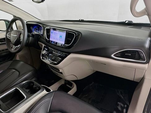 Used 2023 Chrysler Pacifica Touring-L FWD image 28