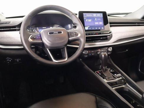 Used 2025 Jeep Compass Latitude image 2