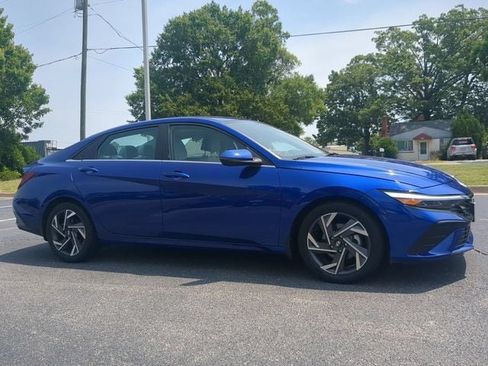 Used 2024 Hyundai Elantra Limited FWD image 2