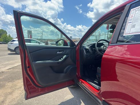 Used 2024 Nissan Rogue SV FWD image 17