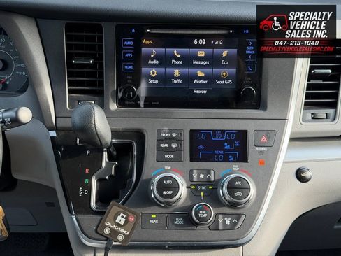 Used 2016 Toyota Sienna LE FWD image 33