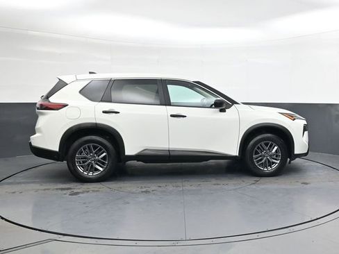 Used 2024 Nissan Rogue S image 3