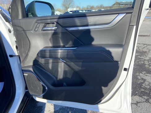 Used 2025 GMC Acadia Elevation image 31