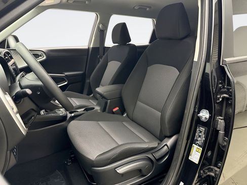 Used 2025 Kia Soul LX w/ LX Technology Package FWD image 11